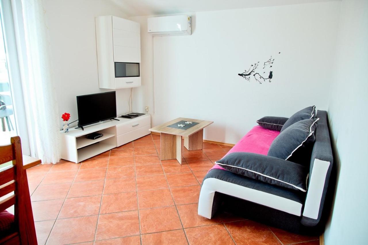 Apartmans Dina And Hana Radeki Polje 50 Apartment Loborika Exterior photo